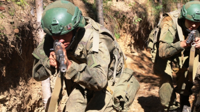 Военнослужащие — участники СВО передают свой боевой опыт мотострелкам ВВО