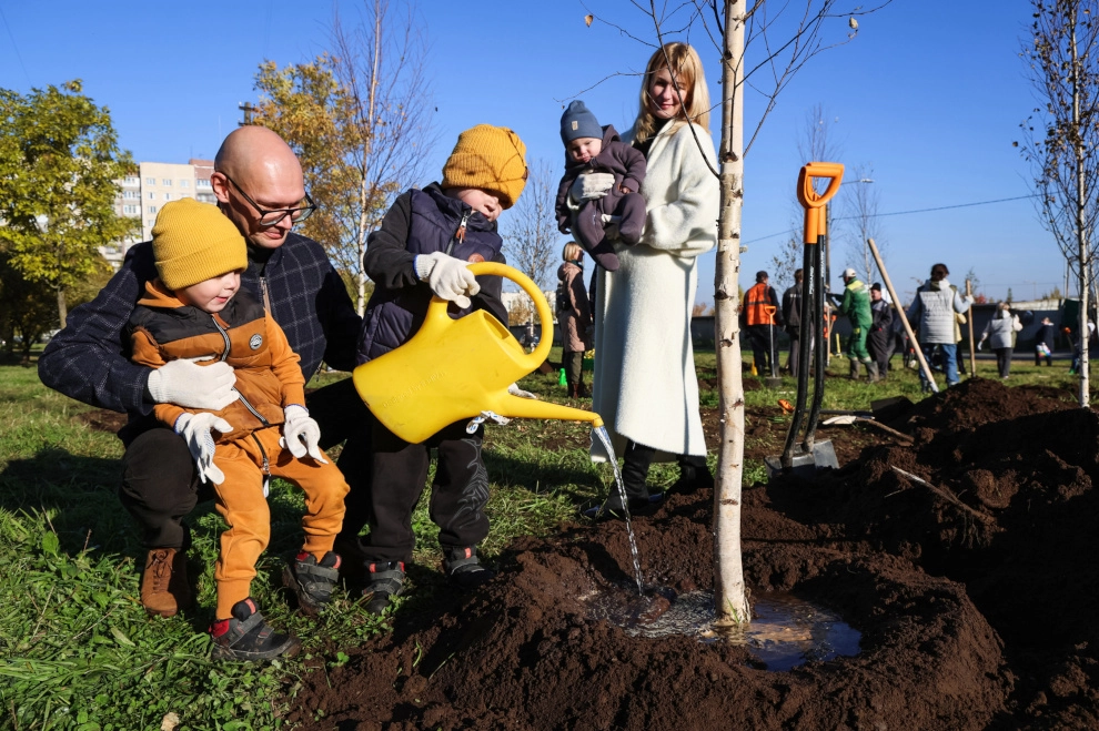Александр Беглов: 400 деревьев и почти 700 кустарников высадят петербуржцы в рамках акции по озеленению городских территорий - tvspb.ru