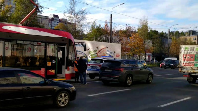 Трамвай и кроссовер столкнулись на Народной улице — видео