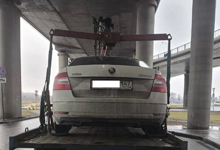 В Пулково проверили таксистов: среди нарушителей нашли нелегального извозчика - tvspb.ru