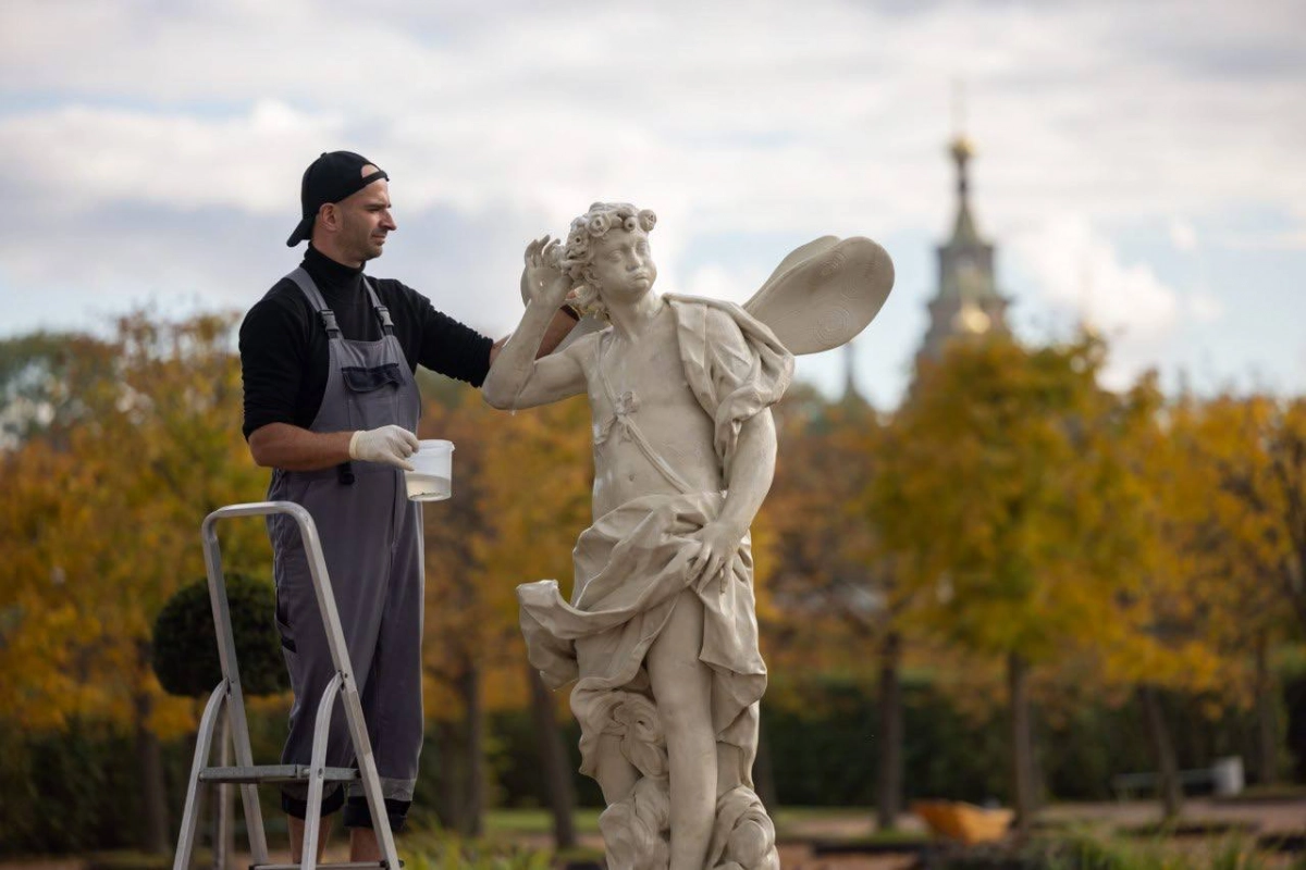 В Петергофе скульптуры начали готовить к зиме - tvspb.ru