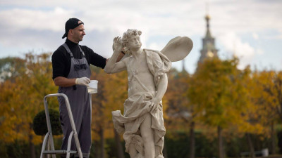 В Петергофе скульптуры начали готовить к зиме