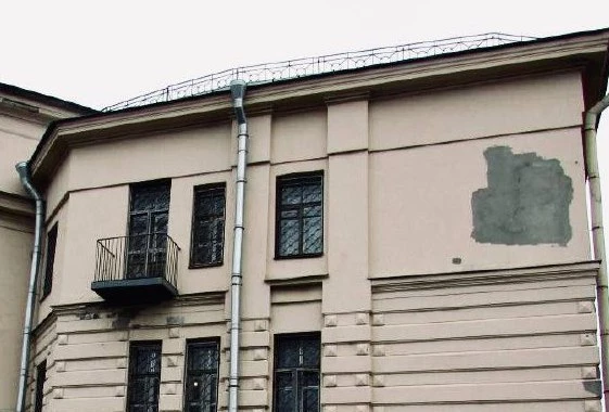 Прокуратура потребовала привести в нормальное состояние историческое здание на Малоохтинском проспекте - tvspb.ru