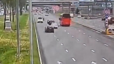 На Пулковском шоссе водитель протаранил стоявшую с аварийкой машину