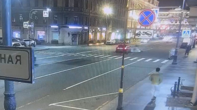 Появились кадры с места ДТП, где на улице Марата на пешеходном переходе сбили женщину