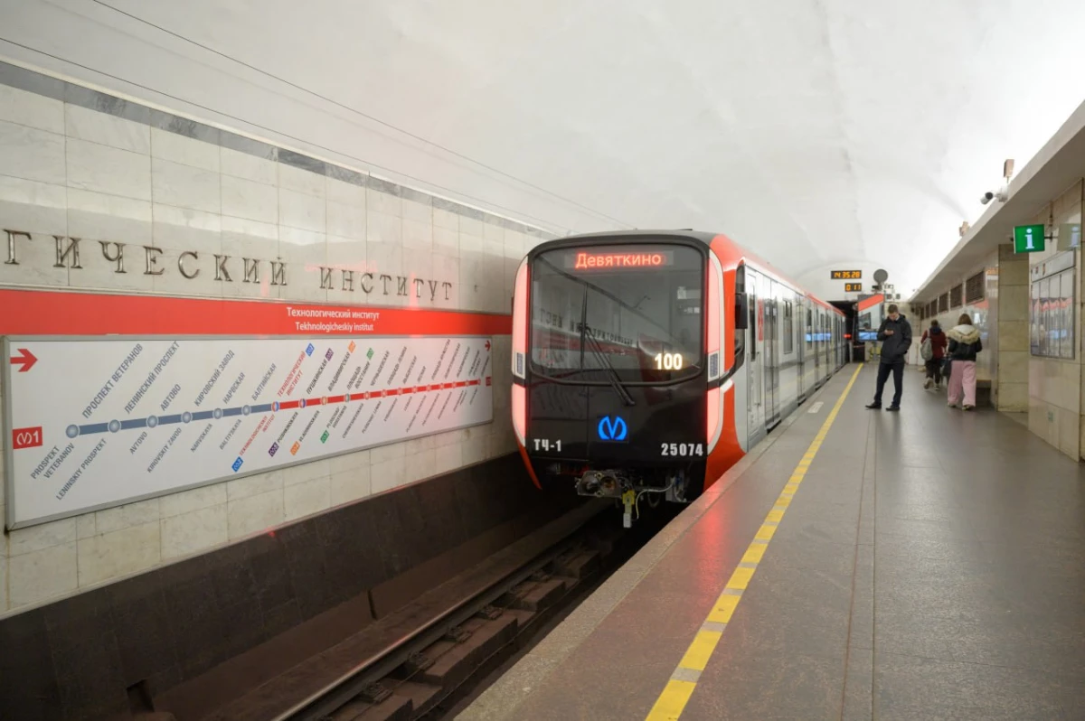 На линии петербургского метро вышел современный состав красного «Балтийца» - tvspb.ru