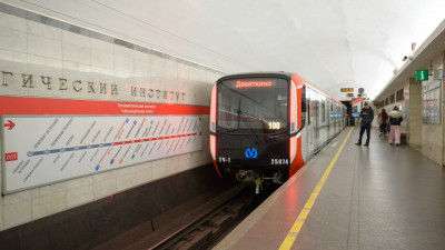 На линии петербургского метро вышел современный состав красного «Балтийца»