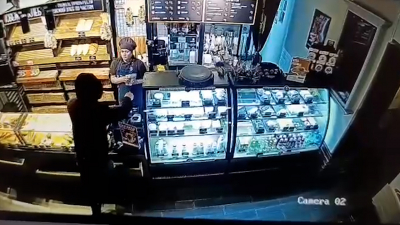 Видео: сладкоежка пришел с ножом в пекарню на Комсомола, но ограбление пошло не по плану