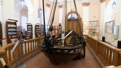 Воссозданные штандарты ботика Петра I представили в Петропавловской крепости