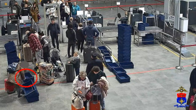 В Пулково женщина украла телефон, забытый мужчиной в контейнере во время досмотра