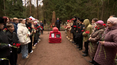 На Северном кладбище спустя десятилетия торжественно захоронили защитника Ленинграда, чей самолет был сбит в бою