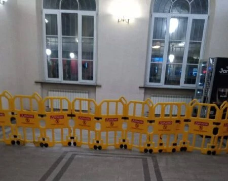 В зале ожидания вокзала Павловска отслоился потолок - tvspb.ru