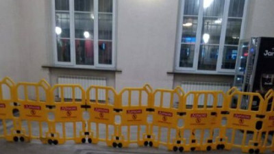 В зале ожидания вокзала Павловска отслоился потолок