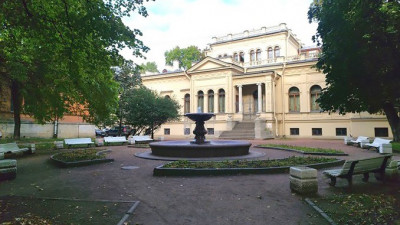 Александр Беглов дал поручение провести реконструкцию освещения в Алексеевском саду