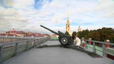 Полуденный выстрел пушки Петропавловской крепости посвятили 85-летию СПО