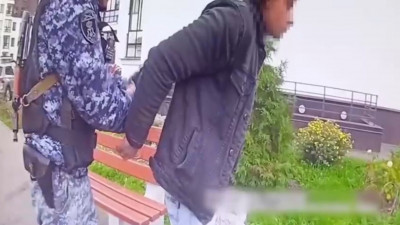 В Петергофе мужчина ударил ножом покупателя, помешавшего ему украсть алкоголь