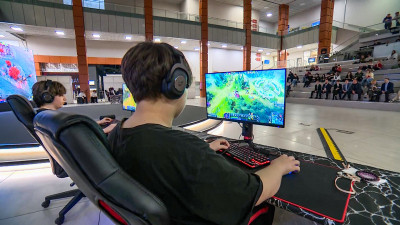 Катки в Dota 2 и карты в Counter-Strike 2: как киберспортсмены соревнуются на турнире «КиберАрена» в Петербурге