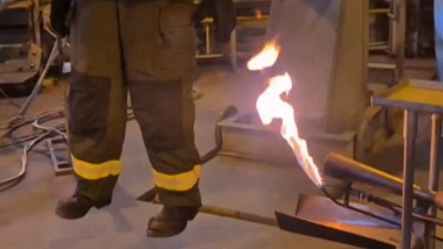 Как во Всероссийском институте противопожарной обороны проверяют экипировку на прочность