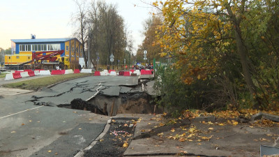 Как на 1-м Муринском проспекте ведутся работы по устройству обводной линии коллектора после просадки грунта