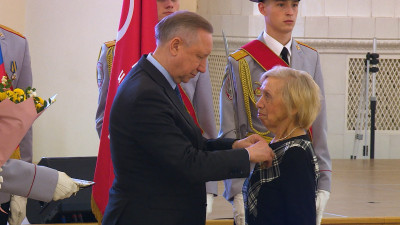 Вручение знаков «Жителю блокадного Ленинграда» и развитие портовой инфраструктуры Петербурга: чем запомнилась рабочая неделя Александра Беглова