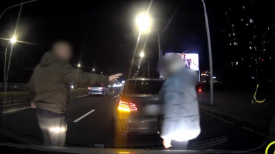 На Выборгском шоссе водитель «Мерседеса» сломал челюсть жене не пропустившего его водителя