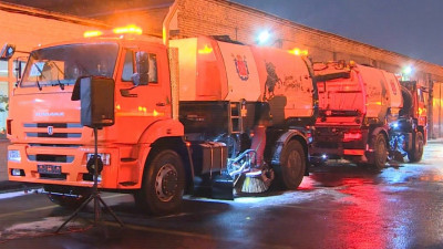 Улицы Петербурга начали обрабатывать противогололёдными материалами
