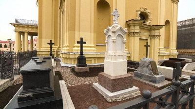 В Петербурге открыли после реставрации Комендантское кладбище Петропавловской крепости