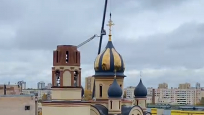 Петербургские спасатели установили крест на новый храм в Кировском районе
