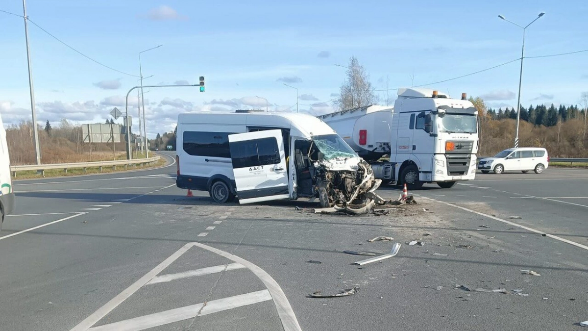 В Ленобласти в ДТП с автокраном и автобусом пострадали четыре человека: оба водителя управляли транспортом без прав - tvspb.ru