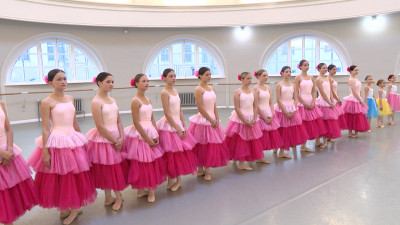 На стажировку в Петербург приехали 18 юных мариупольских балерин