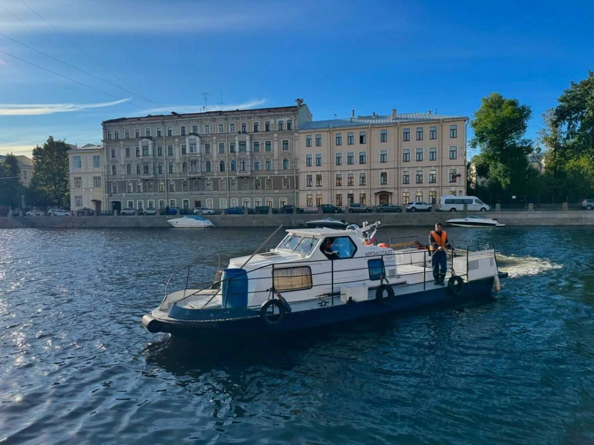 Летнюю уборку рек и каналов Петербурга продлят до 15 ноября - tvspb.ru