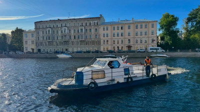 Летнюю уборку рек и каналов Петербурга продлят до 15 ноября