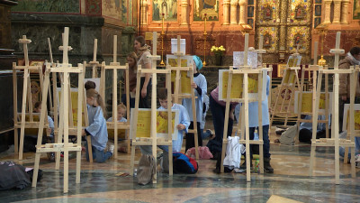 В рамках благотворительной акции в Спасе на Крови дети нарисовали открытки в поддержку бойцов СВО