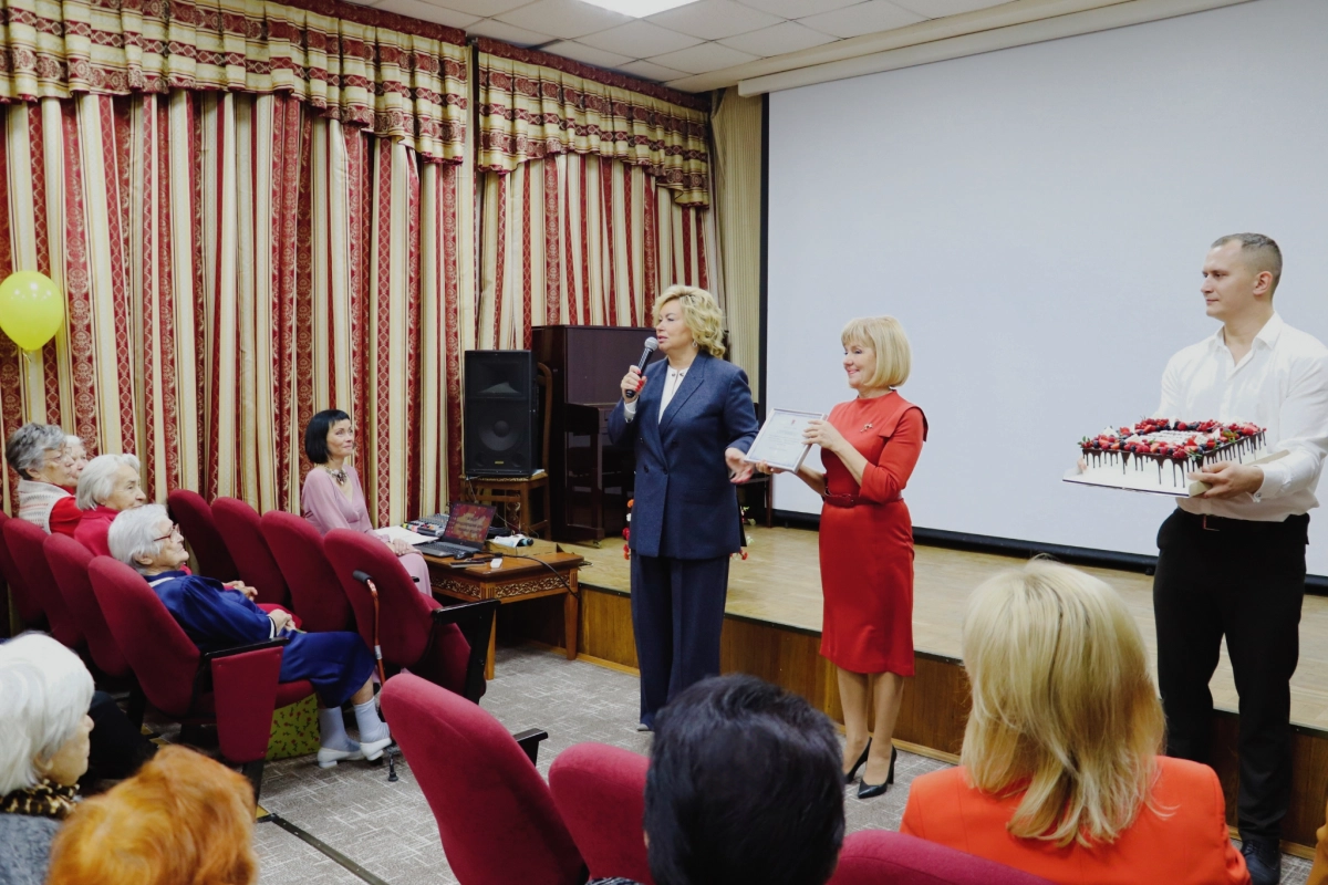 Наталья Чечина поздравила жителей Дома ветеранов войны и труда № 2 с Днем пожилых людей - tvspb.ru