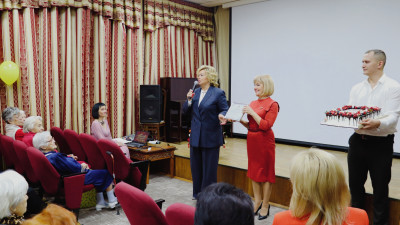 Наталья Чечина поздравила жителей Дома ветеранов войны и труда № 2 с Днем пожилых людей