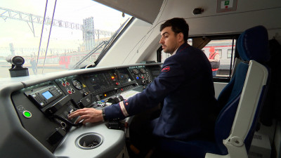 Новый отечественный электропроезд начал курсировать между Петербургом и Сестрорецком