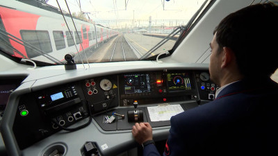 Из Петербурга в Сестрорецк вышел новый электропоезд отечественного производства