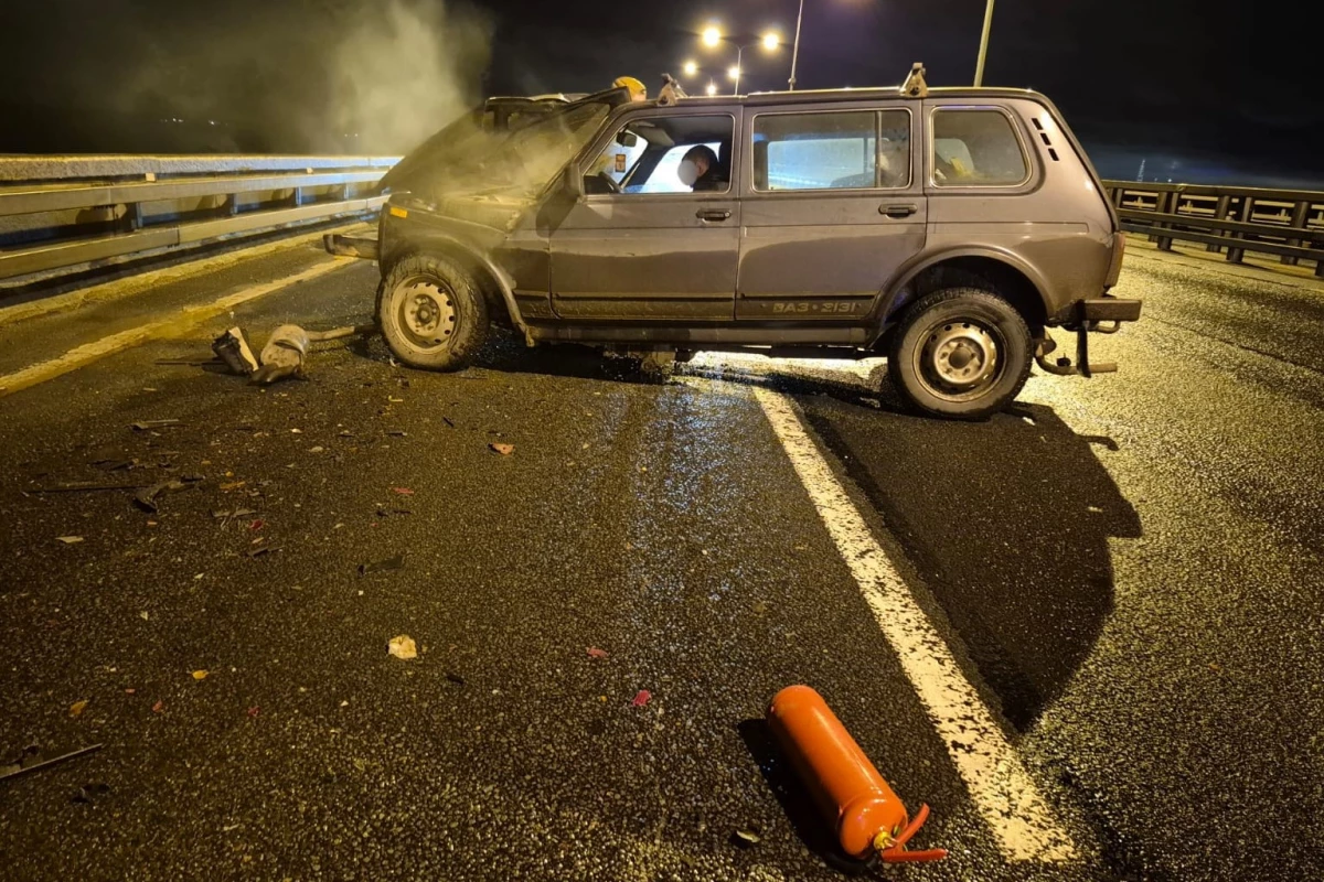 Пустой бак мог стать причиной столкновения  «Нивы» с «Фольксвагеном» на КАД — есть пострадавшие - tvspb.ru