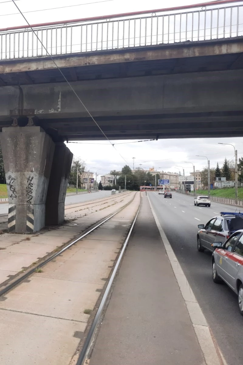 В Петербурге росгвардейцы передали медикам мужчину, который улегся на трамвайные пути - tvspb.ru