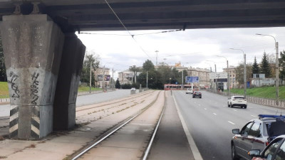 В Петербурге росгвардейцы передали медикам мужчину, который улегся на трамвайные пути