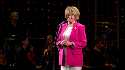 Ирина Потехина поздравила педагогов с профессиональным праздником на концерте в БКЗ «Октябрьский»