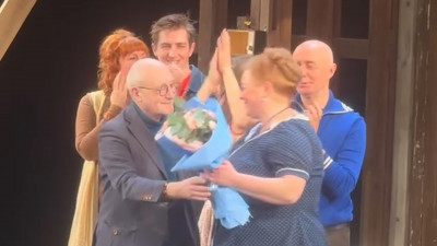 Ведущую артистку Молодежного Театра на Фонтанке Зою Буряк поздравили с 35-летием творческой деятельности