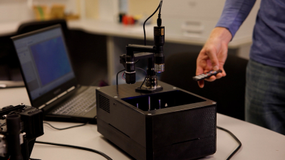 В ЛЭТИ представили умный микроскоп для экспресс-тестирования лекарств на клетках пациентов