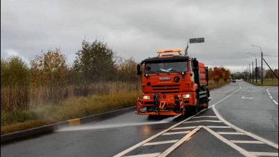 Улицы и дороги Петербурга убирают 793 дворника и 527 единиц техники