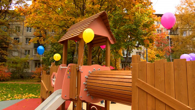 В рамках программы «Петербургские дворы» в Калининском районе появилась новая детская площадка