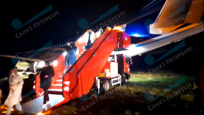 В Росавиации прокомментировали ситуацию с экстренно севшим в Пулково Airbus A320 AZAL