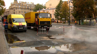 На Суворовском проспекте устраняют прорыв горячей воды