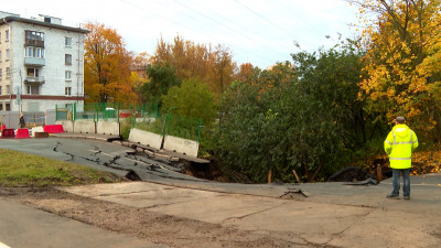 На месте просадки грунта в Выборгском районе Петербурга идут работы по устройству обводной линии коллектора