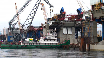 Александр Беглов с воды осмотрел ход строительства Большого Смоленского моста