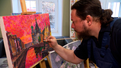 Осень, метла и холст: дворник-художник из Петербурга вдохновляется дворами города